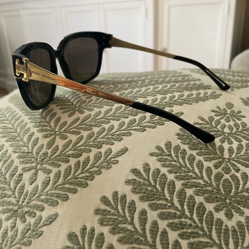 🧡Tory Burch🧡 Black Sunglasses with Bold Orange Case - Picture 4 of 9